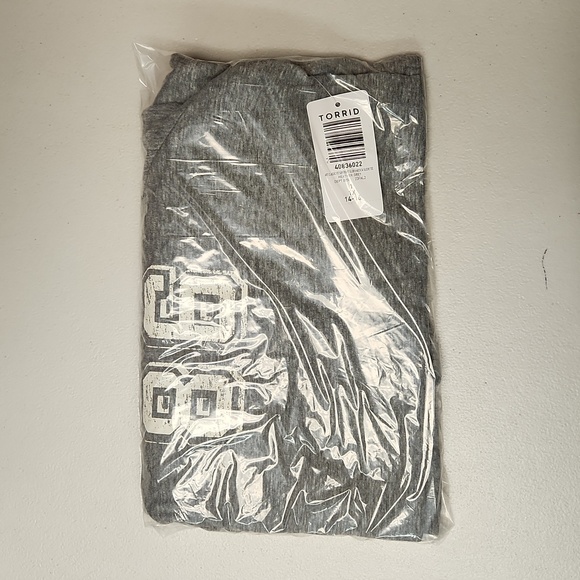 ❤️NWT VINTAGE TORRID VARSITY GRAPHIC TEE - ART DEPT - SUPER SOFT SLUB - SIZE 1X - Picture 4 of 8